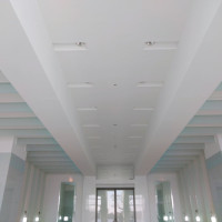 天井は高く、白を基調としている。フェザーシャワー演出も可能