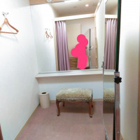 女性お着替え室。一人で1.5畳ほどの空間を使用できる。