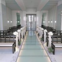 祭壇から撮影。ゲストの席はソファであり、お年寄りに優しい。