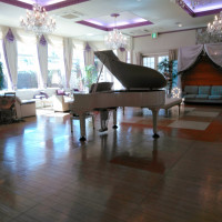 オルセーハウスという披露宴会場。グランドピアノやソファあり