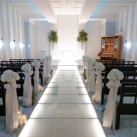 80名ほど収容可能。白亜のチャペル。