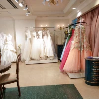 ホテル地下のドレスサロン。