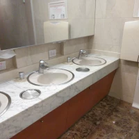 ホテル一階の化粧室。清潔で白を基調としたデザイン。