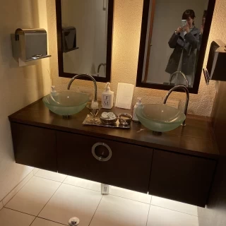 披露宴会場1階にあるトイレ。足場のボタンを押すと水が出る。