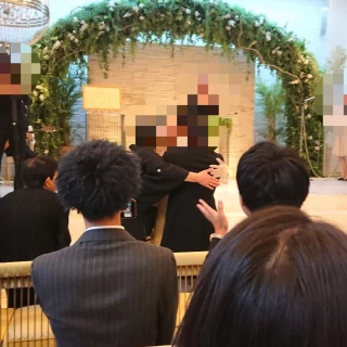 両親とハグ