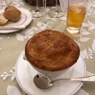 上のパイ生地がパラパラ飛んでしまい食べにくかった