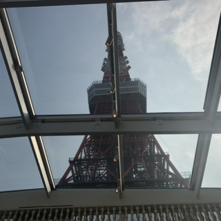 チャペル天井から見える東京タワー