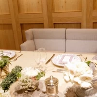 メインテーブル。高砂の高さもゲストと同じでした。