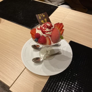 一階カフェで提供されているパフェ