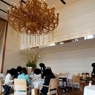天井が高く、木製のシャンデリアがとても品があり素敵でした。