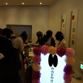披露宴会場に入る前の受付スペースです。