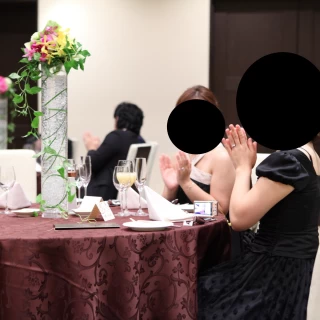 テーブルは落ち着いたブラウンのクロスを使用していました