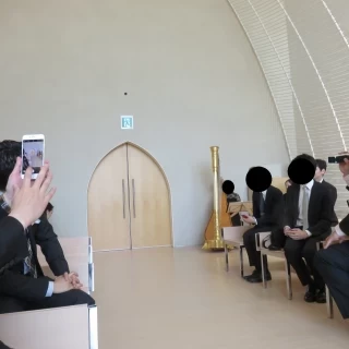 新郎新婦の入場の扉は比較的小さめでした