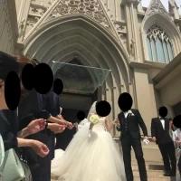 チャペルの大階段でフラワーシャワーができます。