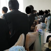 挙式会場の席にも造花で飾り付けがありました。