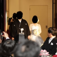 注目が集まるような照明で新郎新婦の登場シーンです。
