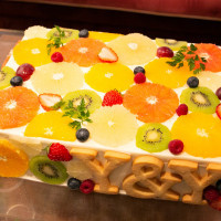 色々なフルーツを飾ったカラフルなWeddingケーキです。