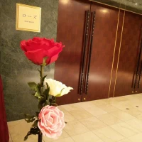 披露宴会場に入る扉。ローズの間でした。