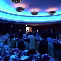 会場のライトアップの色合いが青色に変わりました。