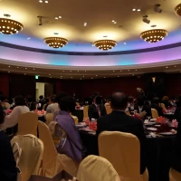 会場の天井の色合いが色々変わりました。