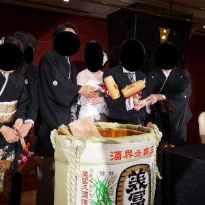 家族で行っていた日本酒を使った演出です。|546591さんの琵琶湖ホテルの写真(1094256)