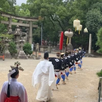 花嫁行列の先頭を行く供奴