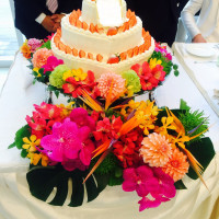 装花と合わせたウェディングケーキ