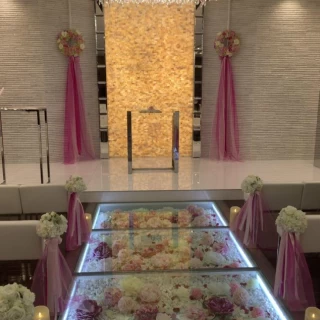 お花のバージンロードにキラキラの背景