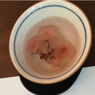 ウェルカムドリンクの桜の花びら入りのお茶。