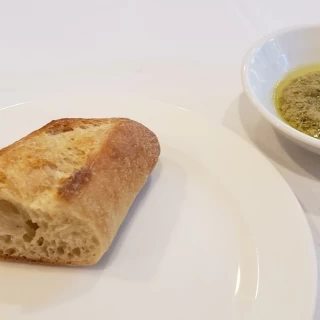 パンに着いていたアンチョビオリーブが美味しかった！