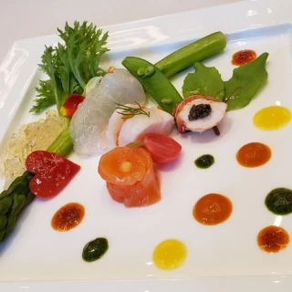 オードブルから。彩り豊かで高原野菜がおいしい