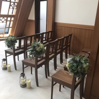 当日は生花とキャンドルで飾るそうです