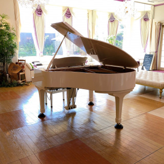 「オルセー・ハウス」内にあるピアノとソファ