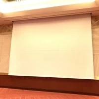 巨大なスクリーンです。