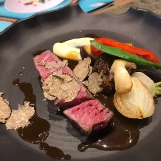 贅沢に黒トリュフがかかったメインディッシュ