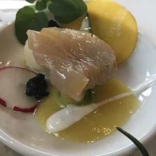 魚料理はソースが特徴的で美味しいです。