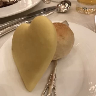 パンはハート型もあり凝っていました。