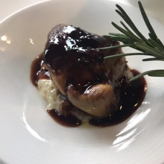 メインのフォアグラがのった肉料理です。