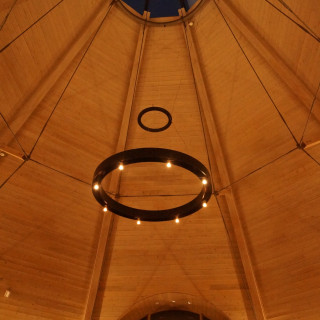 チャペルの天井がとても高く広々とした空間に感じます。
