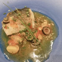 青いお皿にお魚が盛り付けられていて、オシャレです！