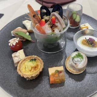 種類豊富で目にも楽しいメニューでした。