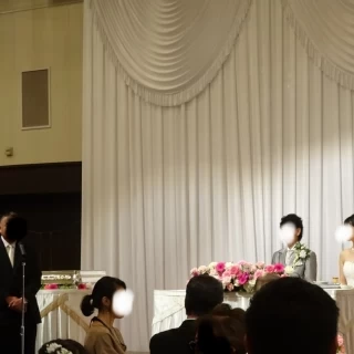 テーブルとカーテンは白で統一