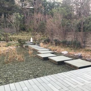 外の庭園。飛び石を歩いて入場できます。