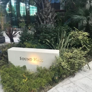 挙式会場の入り口前。すごくおしゃれでした。