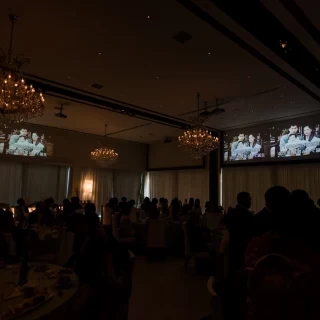 広い会場で三つのスクリーン