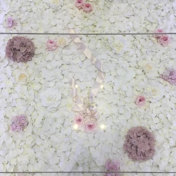 花びらピンクラウンジチェア （ピンクの座面が付いたピンクの