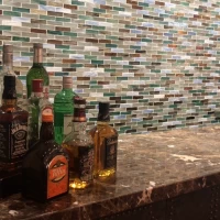 お酒をたくさんおける大きいカウンターがあった