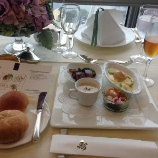 この料理プラス、パンナコッタのデザート付き。