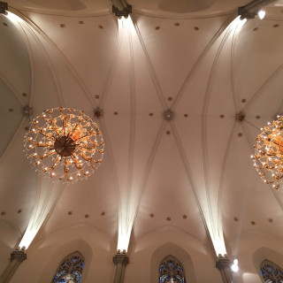 天井が高く、照明がゴージャスです。