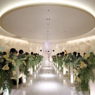 上の光の輪が婚約指輪です